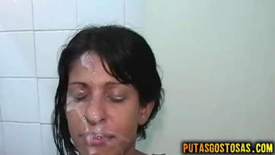 Brunette gazteak ahozko eta anal sexua izan zuen aurpegian esperma jaso aurretik