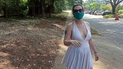 Biluztasun publikoa: Errusiako neska bat arropa kentzen saiatzen da Rio de Janeiroko kaleetan. Ia atxilotu zuten.